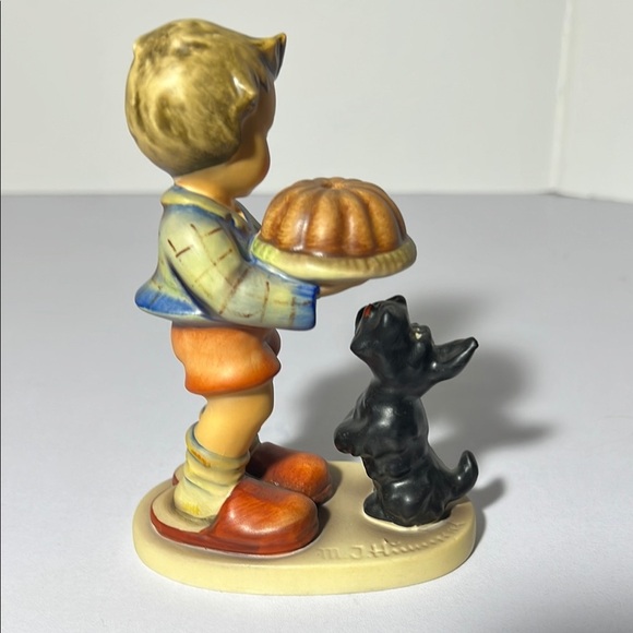 Charming Boy with Pie Figurine - Begging fHis Share Hummel. Mint. GH104 - Picture 3 of 6
